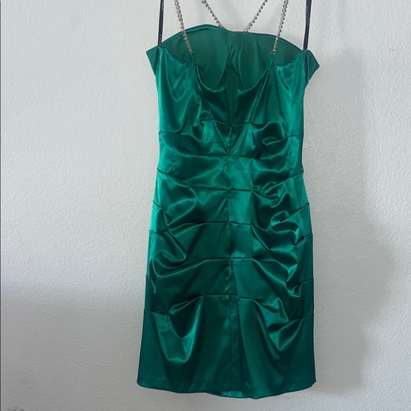 Elegant Green Satin Dress - Picture 3 of 5